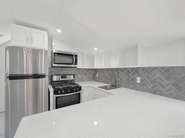 8 Winthrop Street 2, Lynbrook, NY 11563