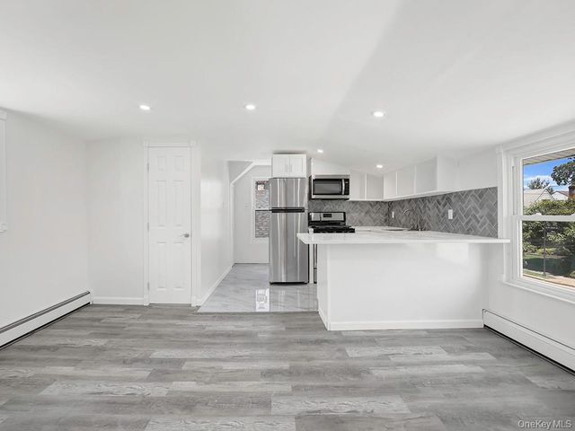 8 Winthrop Street 2, Lynbrook, NY 11563