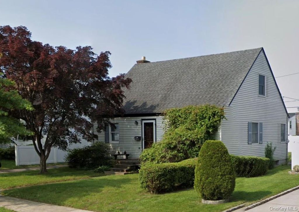 222 Cornwell Avenue, Williston Park, NY 11950