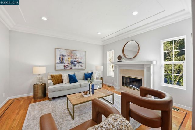 1 Bay Forest Pl, Oakland, CA 94611