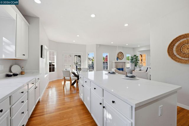 1 Bay Forest Pl, Oakland, CA 94611