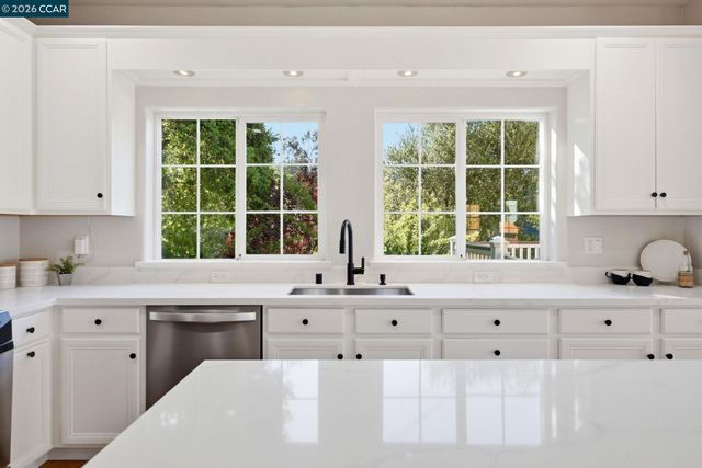 1 Bay Forest Pl, Oakland, CA 94611