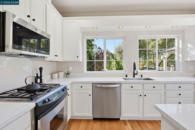 1 Bay Forest Pl, Oakland, CA 94611