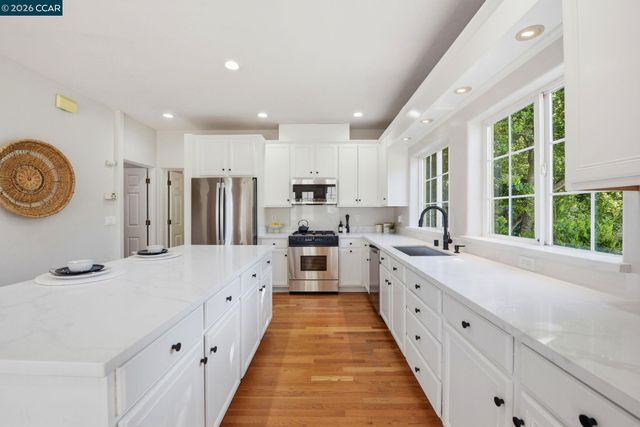 1 Bay Forest Pl, Oakland, CA 94611