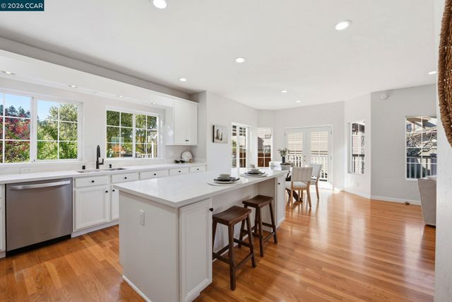 1 Bay Forest Pl, Oakland, CA 94611