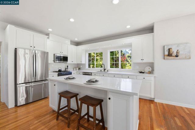 1 Bay Forest Pl, Oakland, CA 94611