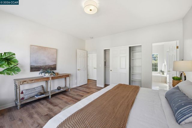 1 Bay Forest Pl, Oakland, CA 94611