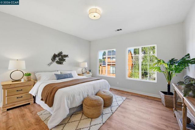 1 Bay Forest Pl, Oakland, CA 94611