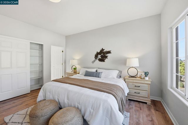 1 Bay Forest Pl, Oakland, CA 94611