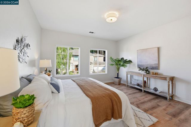 1 Bay Forest Pl, Oakland, CA 94611