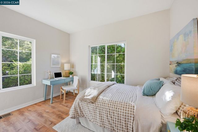 1 Bay Forest Pl, Oakland, CA 94611