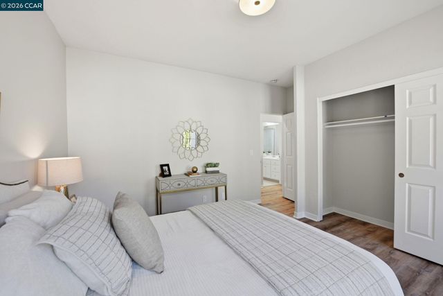 1 Bay Forest Pl, Oakland, CA 94611