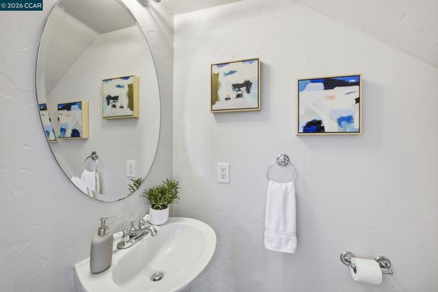 1 Bay Forest Pl, Oakland, CA 94611