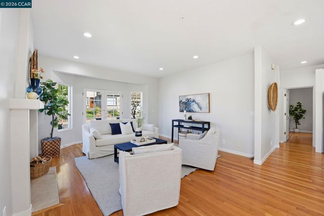 1 Bay Forest Pl, Oakland, CA 94611