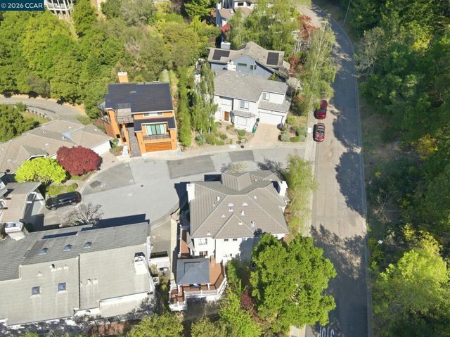 1 Bay Forest Pl, Oakland, CA 94611