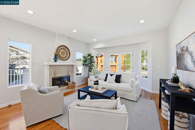 1 Bay Forest Pl, Oakland, CA 94611