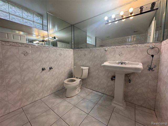 19742 Whitcomb Street, Detroit, MI 48235