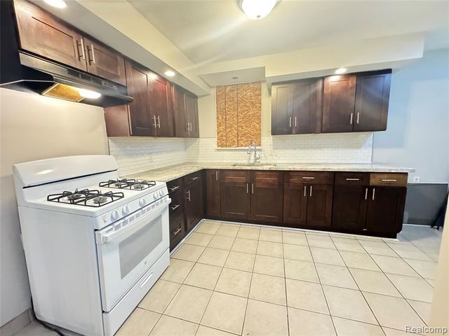 19742 Whitcomb Street, Detroit, MI 48235