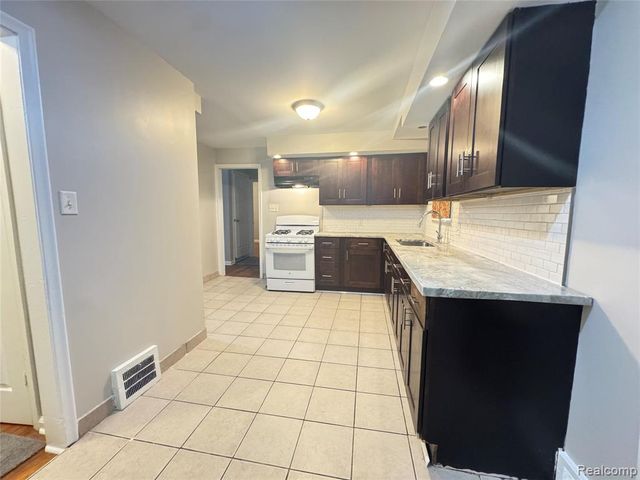 19742 Whitcomb Street, Detroit, MI 48235