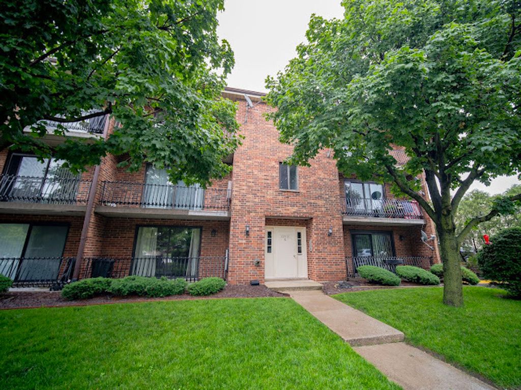 10501 S Highland Avenue 204B, Worth, IL 60482