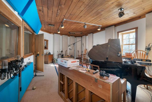 11 White Plains Road, Webster, NH 03303