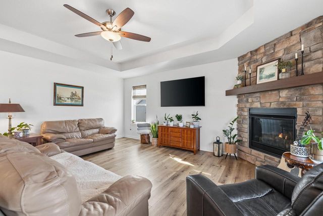 625 Mary WAY, Slinger, WI 53086