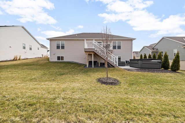 625 Mary WAY, Slinger, WI 53086