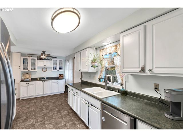 2828 Se 45TH Ct, Hillsboro, OR 97123