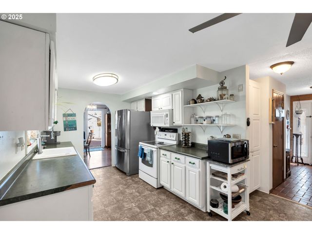 2828 Se 45TH Ct, Hillsboro, OR 97123