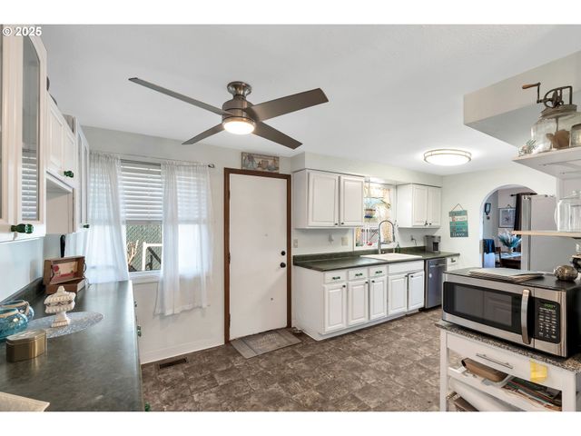 2828 Se 45TH Ct, Hillsboro, OR 97123