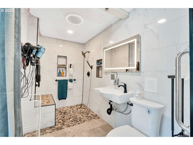 2828 Se 45TH Ct, Hillsboro, OR 97123