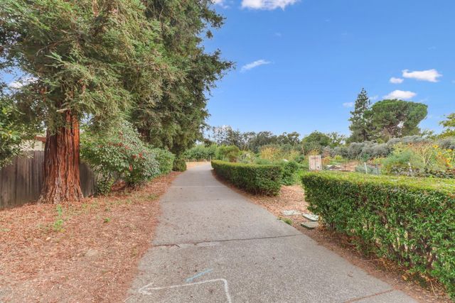 2526 Overhill Ln, Davis, CA 95616