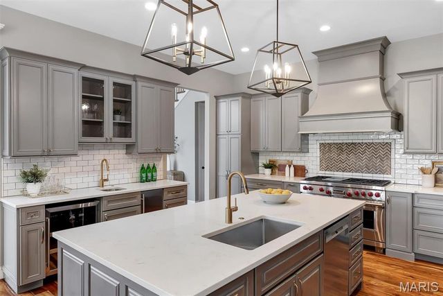 2922 Christopher Drive, St Louis, MO 63129