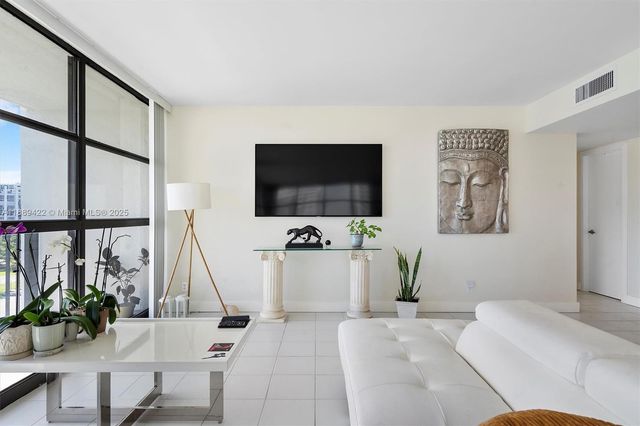 600 Parkview Dr 820, Hallandale Beach, FL 33009