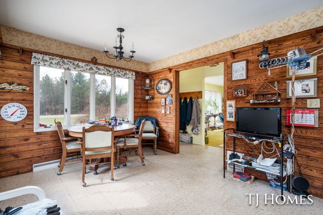 5818 E Sternberg Road, Fruitport, MI 49415