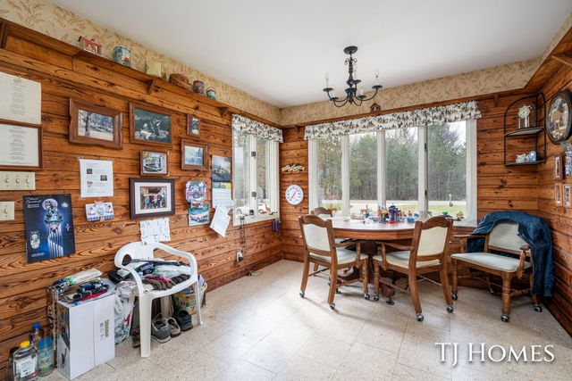 5818 E Sternberg Road, Fruitport, MI 49415