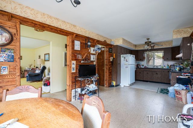 5818 E Sternberg Road, Fruitport, MI 49415