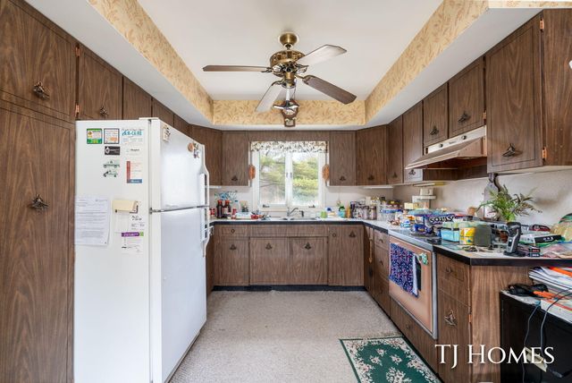 5818 E Sternberg Road, Fruitport, MI 49415