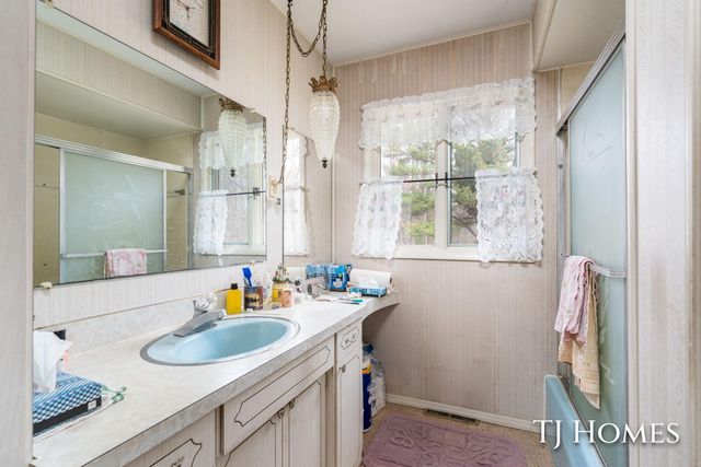 5818 E Sternberg Road, Fruitport, MI 49415