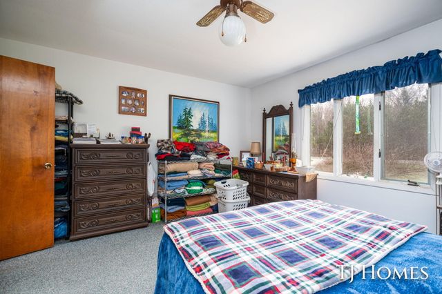 5818 E Sternberg Road, Fruitport, MI 49415