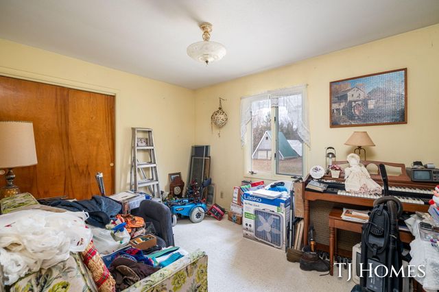 5818 E Sternberg Road, Fruitport, MI 49415