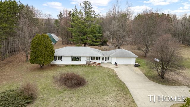 5818 E Sternberg Road, Fruitport, MI 49415
