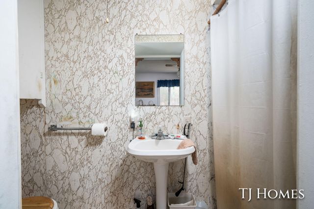 5818 E Sternberg Road, Fruitport, MI 49415