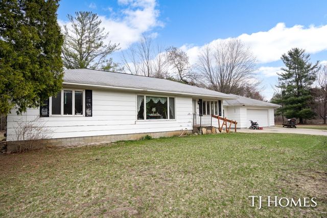 5818 E Sternberg Road, Fruitport, MI 49415