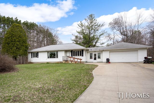 5818 E Sternberg Road, Fruitport, MI 49415