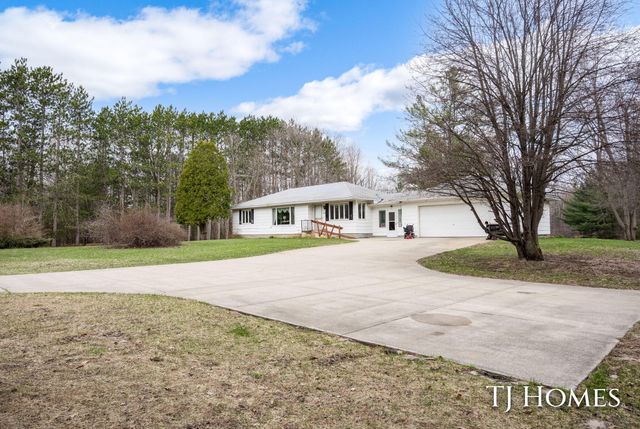 5818 E Sternberg Road, Fruitport, MI 49415