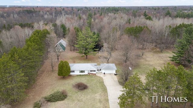 5818 E Sternberg Road, Fruitport, MI 49415
