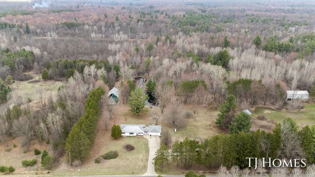 5818 E Sternberg Road, Fruitport, MI 49415