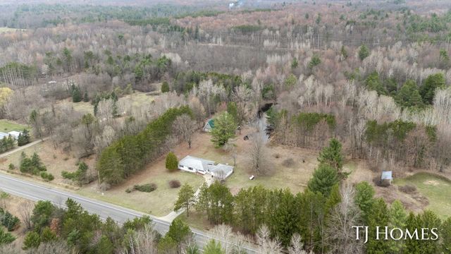 5818 E Sternberg Road, Fruitport, MI 49415