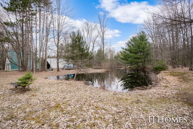 5818 E Sternberg Road, Fruitport, MI 49415